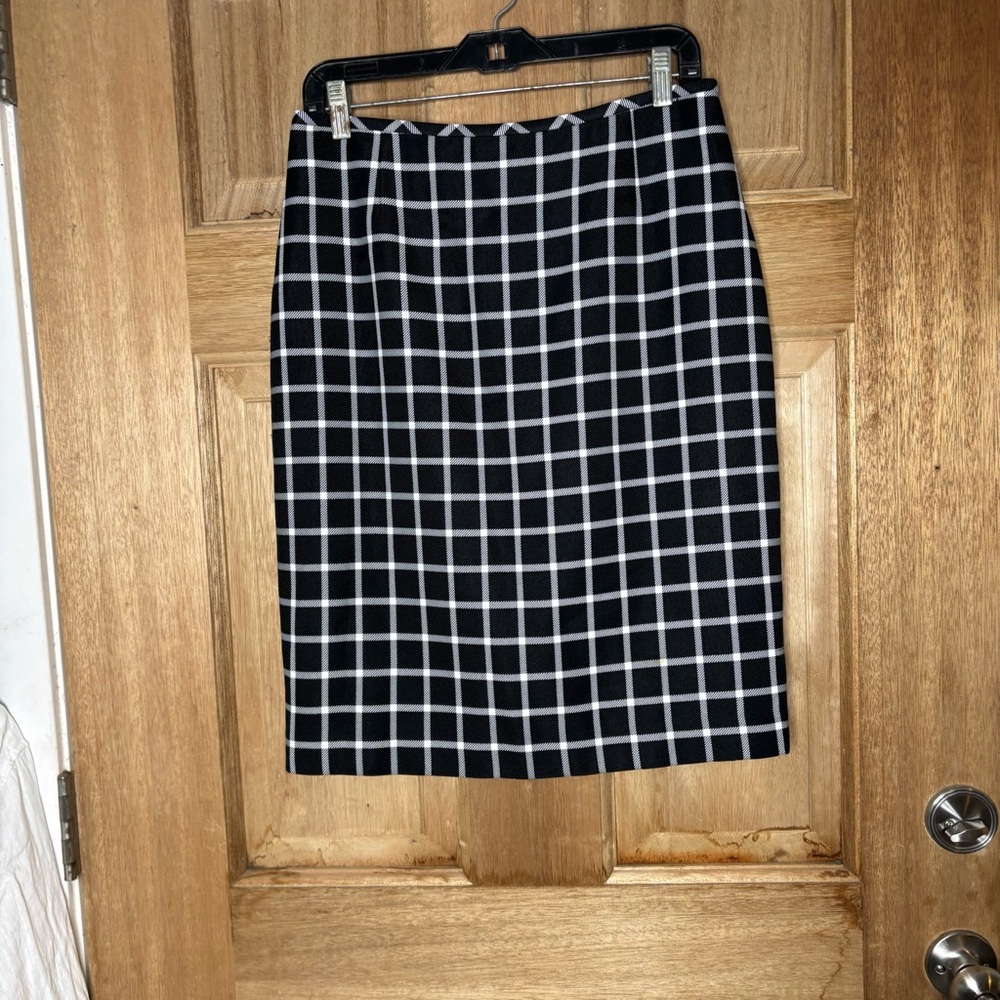 Tahari women’s Black and White Plaid Skirt‎ size 6